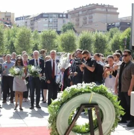 “Çdo familje ka të drejtë për përgjigje”/ Homazhe nga ambasadorët, para Monumentit të Personave të Zhdukur në Prishtinë