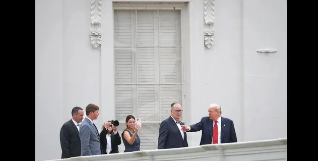 “Çdo gjë që bëj, e financoj”, Trump vizitë të papritur në çatinë e Shtëpisë së Bardhë për të inspektuar punimet për sallën e re të banketeve