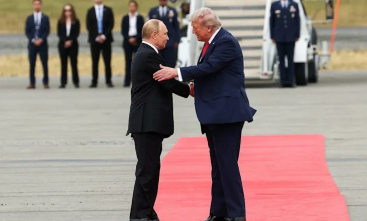 Çfarë mesazhi të ‘koduar’ dha gjuha e trupit mes Trump dhe Putinit gjatë takimit të parë?