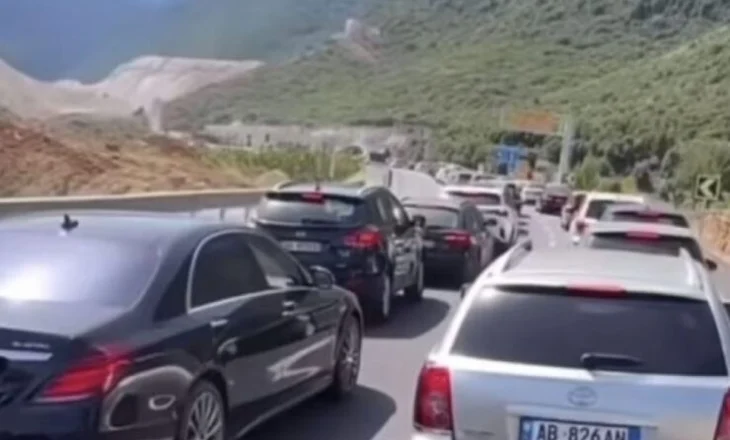 Çfarë ndodhi? Bllokohet qarkullimi në Tunelin e Llogarasë, radhë kilometrike