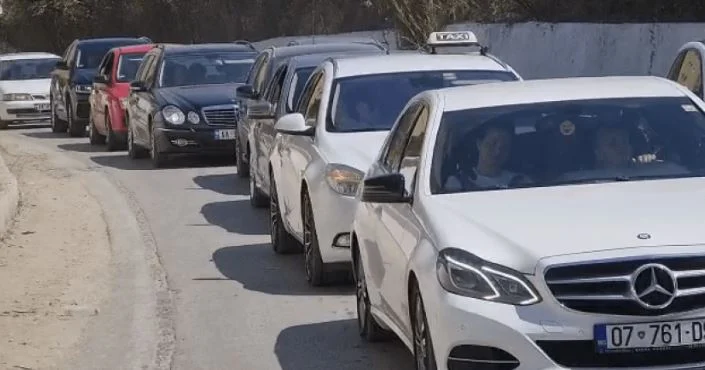 Çfarë ndodhi? Bllokohet trafiku në Vlorë, problem rruga drejt Spitalit Rajonal