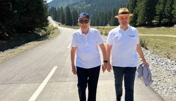 Çfarë po ndodh?/ Me syze të zeza dhe kapele të errët, Berisha ‘arratiset’ së bashku me dhëndrin