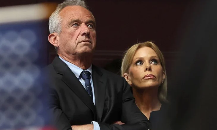 Cheryl Hines reagon për martesën me RFK Jr. dhe skandalet rreth tij