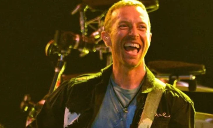 Chris Martin reagon pas skandalit me “Kiss Cam” në koncertin e Coldplay: Do ta vazhdojmë