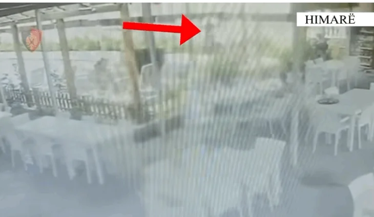 Çmenduri në Borsh/ Pronari i hotelit dhunon nënë e bijë, punonjëse të tij. I kërcënon dhe me pistoletë për t’i vrarë, pastaj i rreh babai i tij (VIDEO)