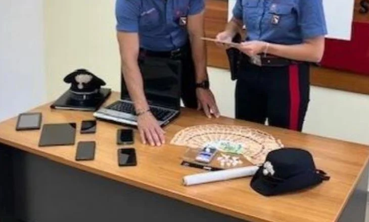 Çmontohet grupi i ‘skifterëve’, 2 shqiptarë të arrestuar! U kapen kokainë dhe para cash