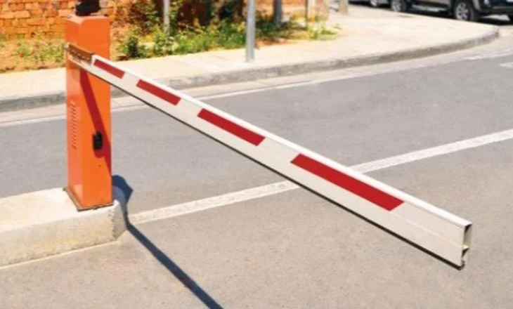 Çudia në Tiranë/ 45-vjeçari i vë traun e hekurit sheshit para pallatit dhe s’lejon banorët që të parkojnë mjetet