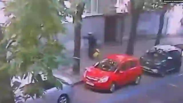 Dalin pamjet nga momenti i vrasjes së ish-kryetarit të parlamentit ukrainas, autori u maskua si shpërndarës në Lviv