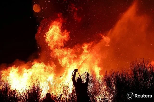 Delvinë/ Zjarri përfshin Kakodhiqin dhe Lefterhorin, banesa dhe një kishë në flakë