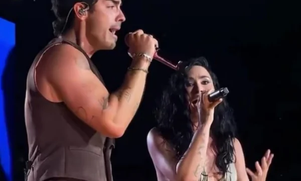 Demi Lovato ribashkohet me Jonas Brothers pas 15 vitesh në skenë