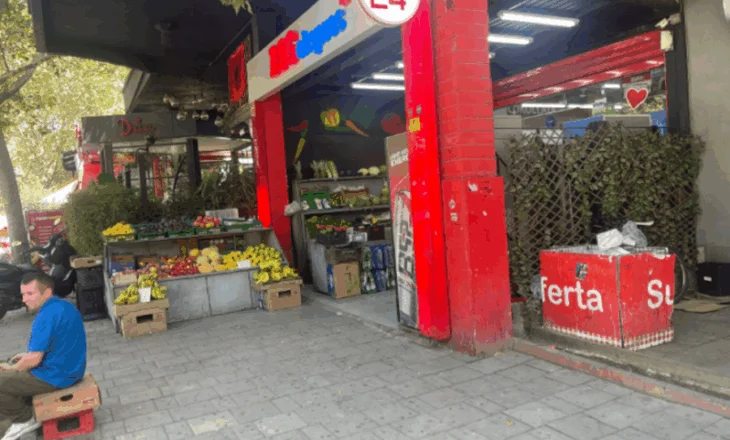 Denoncimi/ “Big Market” i Vullnet Sinajt përgjysmon trotuaret, institucionet bëjnë “qorrin”