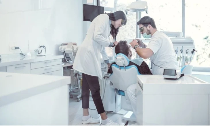 Devoll/59-vjeçari vdiq pas kontrollit në klinikë, policia nis hetimin për dentistin