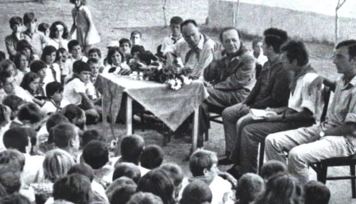 Dhimitër Shuteriqi në një bisedë me nxënësit, kampi veror i vitit 1972