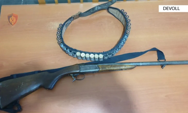 Dhunoi bashkëshorten dhe mbante armë pa leje, arrestohet 24-vjeçari në Devoll