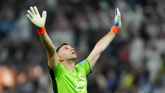 Dibu Martínez qëndron tek Aston Villa, mungoi oferta e duhur për kampionin e botës