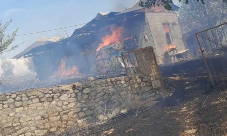 Digjen banesat e pabanuara/ Zjarret nuk kanë më kontroll, flakët ‘mbërthejnë’ Prrenjasin