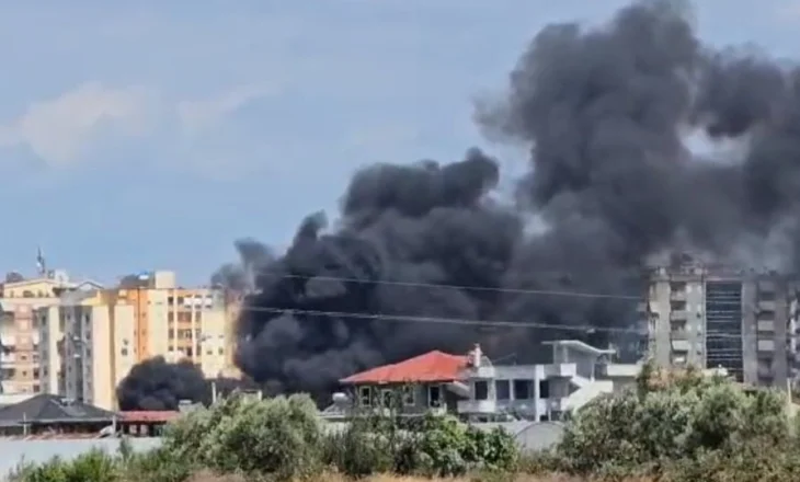 Digjen trarët e hekurudhës Fier-Vlorë, tymi mbulon qytetin