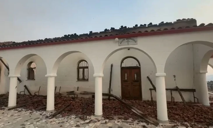 Digjet kisha në Lefterohor të Delvinës, flakët përfshijnë edhe varrezat e fshatit