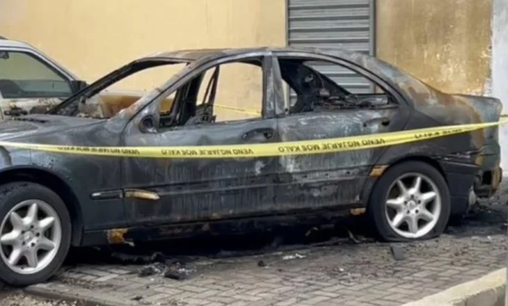 Digjet makina e parkuar në Korçë, zjarri dyshohet i qëllimshëm. Nisin hetimet