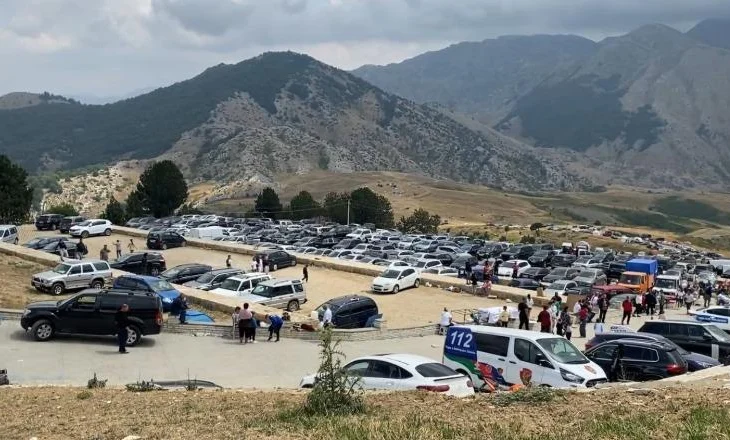 Dita e Abaz Aliut në Malin e Tomorrit, bektashinjtë ndezin qirinj dhe bëjnë kurban