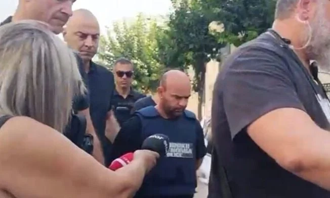 “Do ta vesh me të bardha”/ Fëmijët në Shqipëri për të përcjellë në banesën e fundit nënën e tyre, 40-vjeçari me jelek antiplumb del para gjykatësve