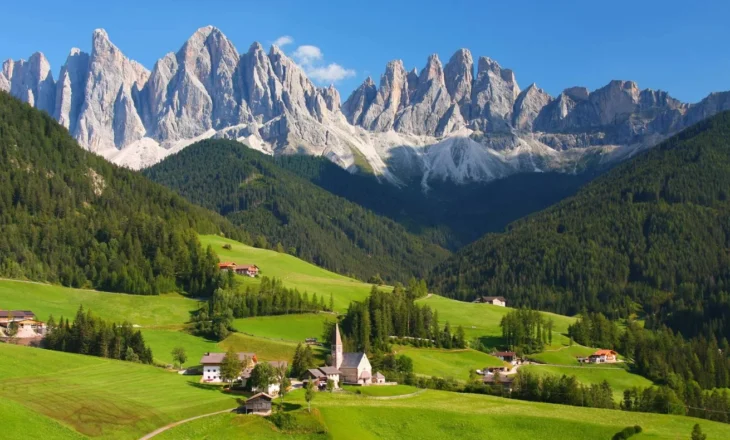 Dolomitet luftojnë turizmin masiv me një tarifë 5 euro