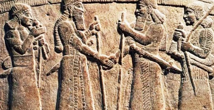 Dorështrëngimi, origjina dhe domethënia e një përshëndetje universale shumë të lashtë