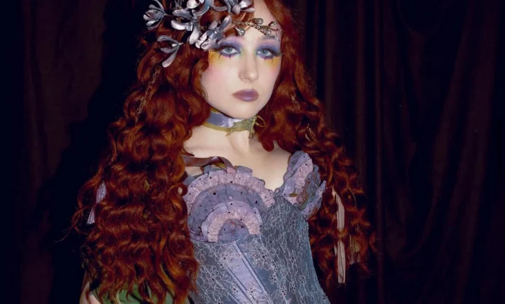 Drag queens, kafshë dhe muzika, çfarë ndodhi pas skenës në koncertin e Chappell Roan