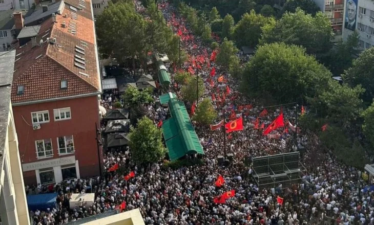 “Drejtësi kundër padrejtësive”/ Krerët e UÇK ende në paraburgim, mijëra qytetarë protestë kundër Gjykatës Speciale