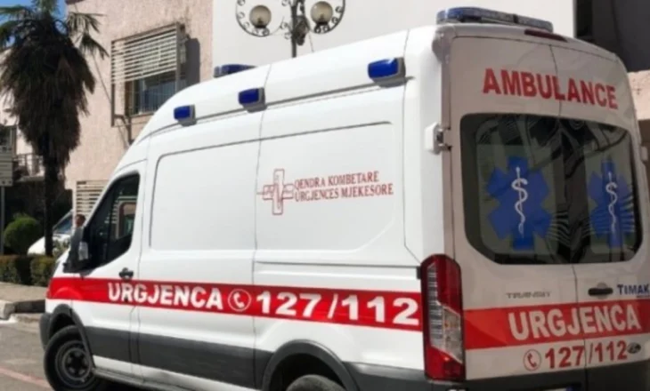Drejtonte motomjetin elektrik pa leje, 17-vjeçari përplaset me automjetin në Shkodër, përfundon në spital