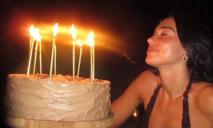 Dua Lipa feston 30-vjetorin: “20-at ishin magji, mezi pres çfarë sjell e ardhmja”