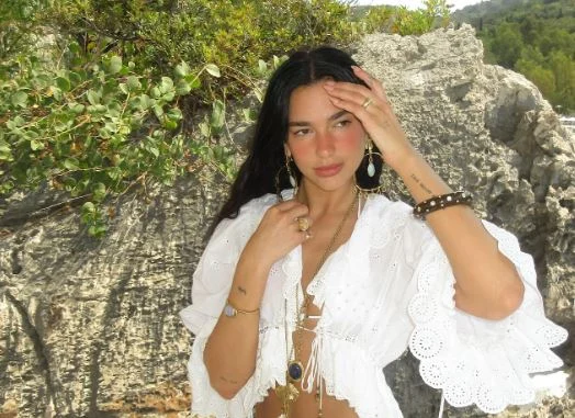 Dua Lipa, nga skena e Sunny Hill tek pushimet buzë bregdetit shqiptar