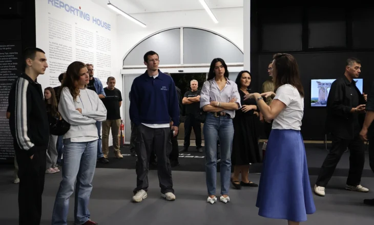Dua Lipa viziton muzeun “Reporting House” në Prishtinë: ‘Një punë e mrekullueshme për historinë e Kosovës’