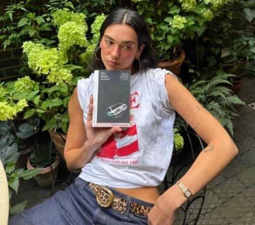 Dua Lipa zgjedh “This House Of Grief” të Helen Garner për leximin e muajit gusht