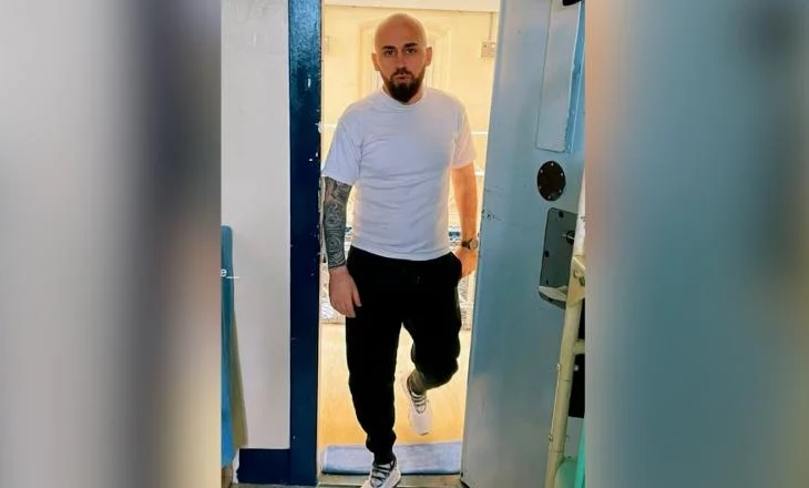 ‘Dua të shoh familjen’, i burgosuri shqiptar bën TikTok nga qelia në Britani: Ushqimi këtu është i tmerrshëm