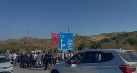 “Duam rrugë”, banorët e disa fshatrave të Selenicës ngrihen në protestë