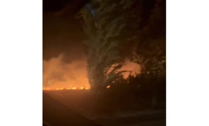 Dukat, zjarr i përmasave të mëdha shumë pranë banesave