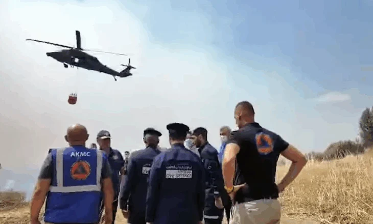 Dy “Black Hawk” nga Emiratet betejë kundër flakëve në Shqipëri