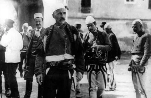 Dy letra të pabotuara për Isa Boletinin