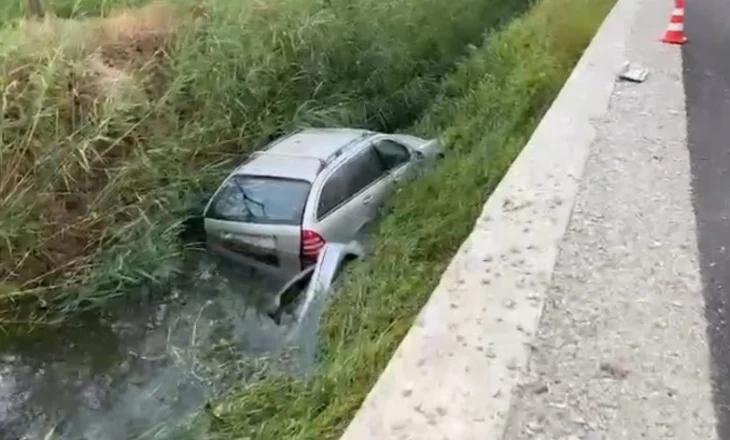 Dy makina përplasen te kryqëzimi i Jagodinës, njëra përfundon në kanal, 2 persona të plagosur