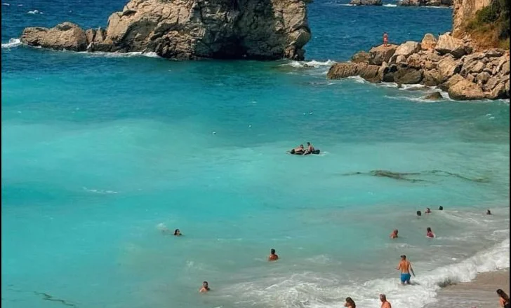 Dy perlat e Jonit: Shpella e Pëllumbave dhe plazhi i Pasqyrave (Foto)
