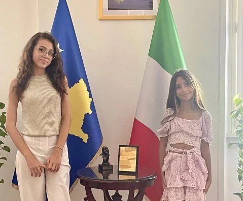 Dy pianistet shqiptare që po pushtojnë skenat europiane: Riola Susuri dhe Hira Haxhibeqiri