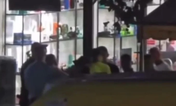 Dy të plagosur në Vlorë, momenti kur policia shoqëron njërin prej autorëve, i riu bën rezistencë (Shikoni pamjet)