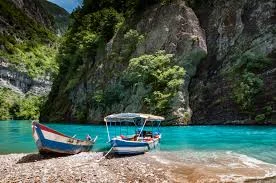 Dy turistë humbasin rrugën në liqenin e Komanit