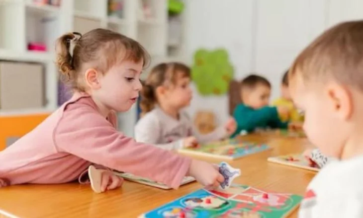 Dyshohet se ka qëlluar me shuplakë një fëmijë në ambientet e kopshtit, e pëson edukatorja në Tiranë