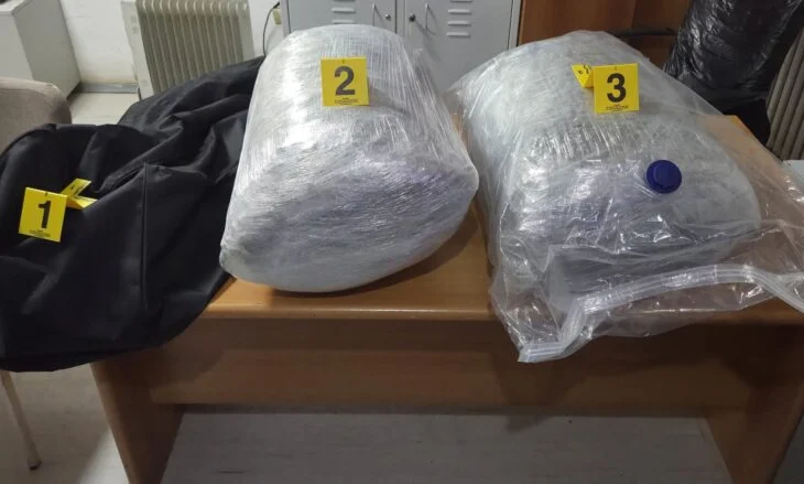 E paprecedentë në Morinë! Trafikanti nga Shqipëria iu drejton armën policëve të Kosovës! Arratiset dhe lë pas një qese me 21 kg drogë
