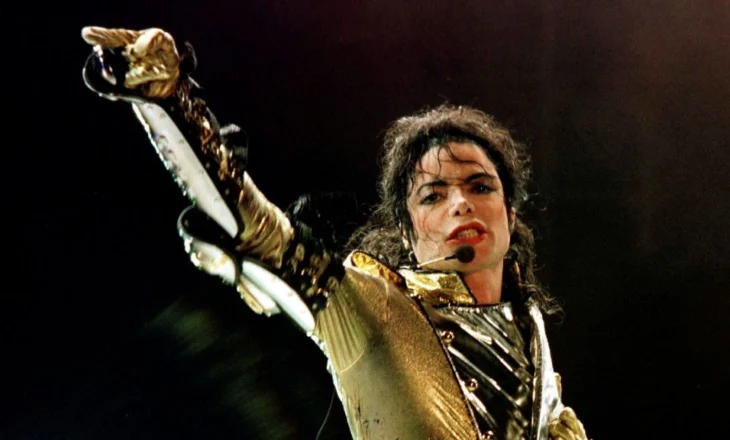 E pushojnë nga puna sepse imitoi Michael Jacksonin
