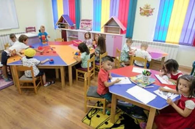 E rëndë/ Dyshohet se edukatorja ka qëlluar me shuplakë një fëmijë, nisin hetimet