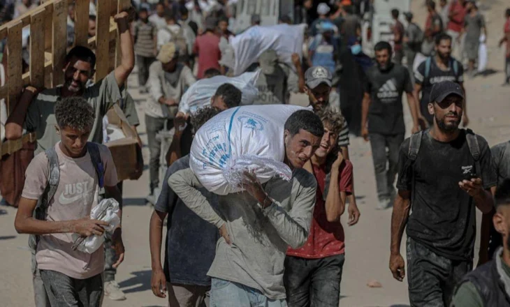 E rëndë në Gaza, kamioni me ndihma ushqimore përmbyset mbi turmën e njerëzve! Të paktën 20 viktima, shkaqet ende enigmë