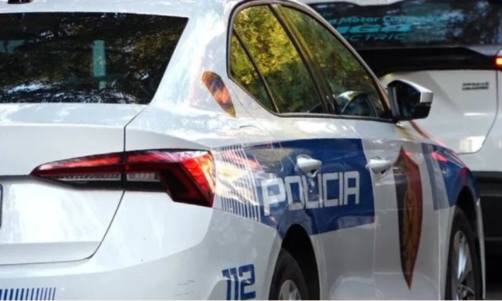 E rëndë në Tiranë/ 3 të rinj dhunojnë me sende të forta 21-vjeçarin, i presin një vesh (Emrat)